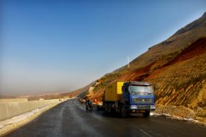 高遠圣工多臺筑養路機械設備參與大麗高速70%路段建設