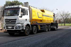 “黃金甲”榮耀系列橡膠瀝青纖維同步碎石封層車---助力”一帶一路“新疆交通基礎設施建設